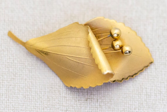 Vintage Avant Garde Floral Petal Gold Tone Brooch… - image 2