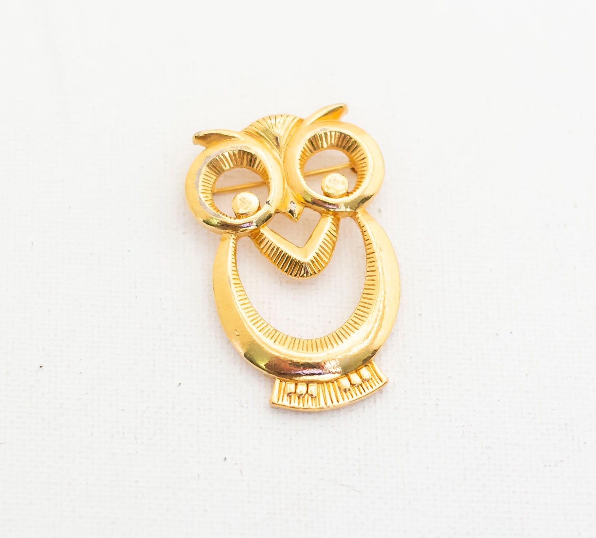 Lovely Vintage Minimalist Owl Brooch in Gold Tone - A3