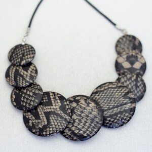 18 inch, Vintage Silver Tone Geometric Scaly Patterns Large Plastic Bib Necklace - G1