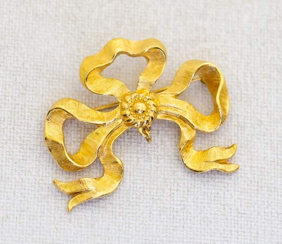 Vintage Floral Ribbon Gold Tone Brooch by Avon - … - image 1
