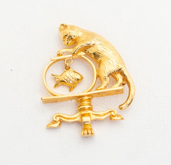 Vintage Curious Cat Brooch in Gold Tone by Avon -… - image 1