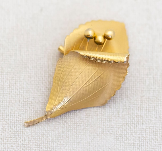 Vintage Avant Garde Floral Petal Gold Tone Brooch… - image 1