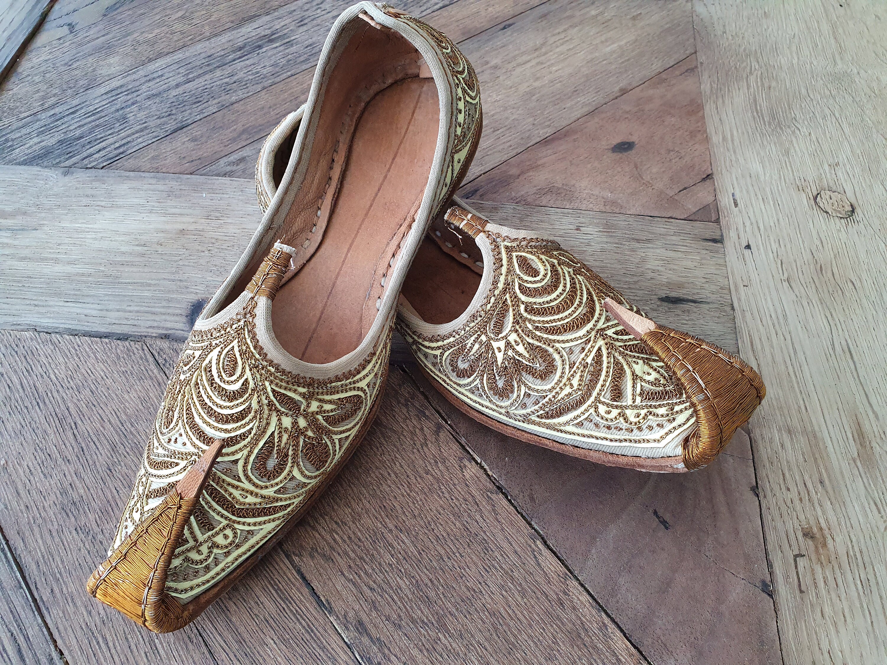RUIMTE: Punjabi jutti US Maat 9 bruids Instapmodel Schoenen damesschoenen Instappers Juttis en mojaris Zilver Bruidsjutti Leren damesschoen Indiase schoenen Khussa Mojri Pakistaanse schoenen 