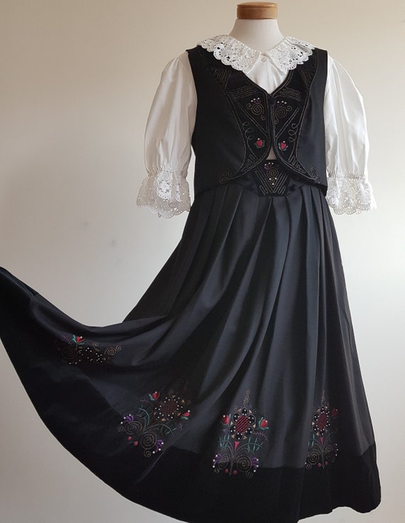 Vintage set skirt / wool/ embroidery / beads /Per… - image 1