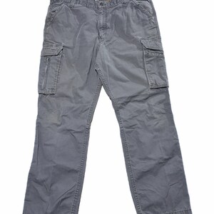 Pu&ograve; includere: Pantaloni cargo grigi Carhartt dalla vestibilit&agrave; rilassata. I pantaloni hanno pi&ugrave; tasche, tra cui due tasche cargo sui lati. Sono realizzati in un materiale resistente e hanno una vestibilit&agrave; rilassata. Il logo Carhartt &egrave; visibile in vita.