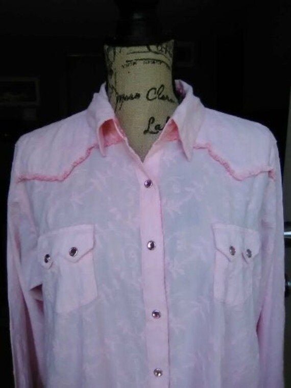 PRETTY IN PINK women's xxl Western Wrangler blouse. Textured. Ruffled edges. Snap closures. Cowgirl and prairie style!
