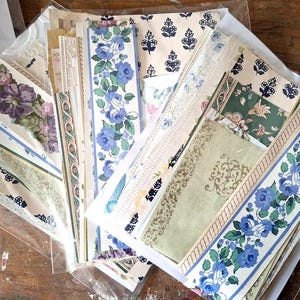 Tapetenrestepackung. 21 Stück. Papierschnipsel sortiert und Vintage.