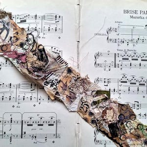 Rollo de recortes artísticos cargado. Tira de cinta hecha a mano. Cinta de papel para collage.