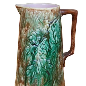 Jarra para crema antigua de mayólica con hojas de roble y corteza de bellota, 8"