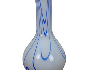 Vase vintage en verre soufflé blanc et bleu avec boutons de fleurs tourbillonnants 23 cm (9 po.)