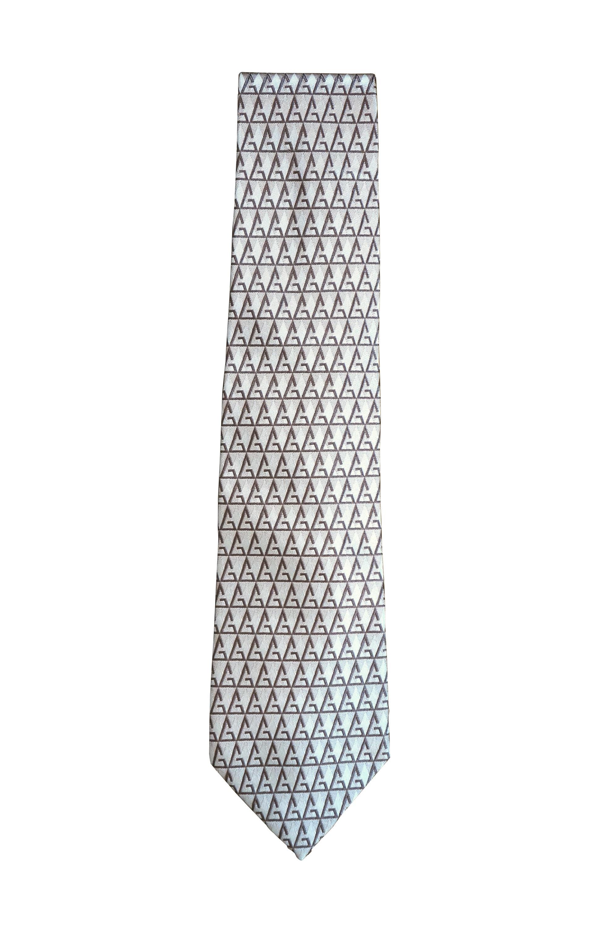 Gucci Classic Taupe Repeating Triangle G Mens 100% Silk Neck Tie Italy