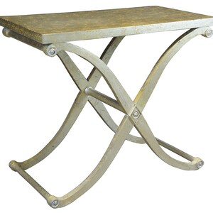 K&ouml;nnte beinhalten: Ein silberner Beistelltisch aus Metall mit einer goldfarbenen Tischplatte und einem X-f&ouml;rmigen Gestell. Der Tisch hat ein geschwungenes Design und dekorative Akzente.