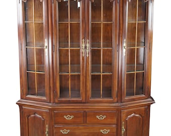 Vitrina para vajilla estilo Reina Ana de cerezo, de la marca Thomasville, para coleccionistas, estilo vintage.