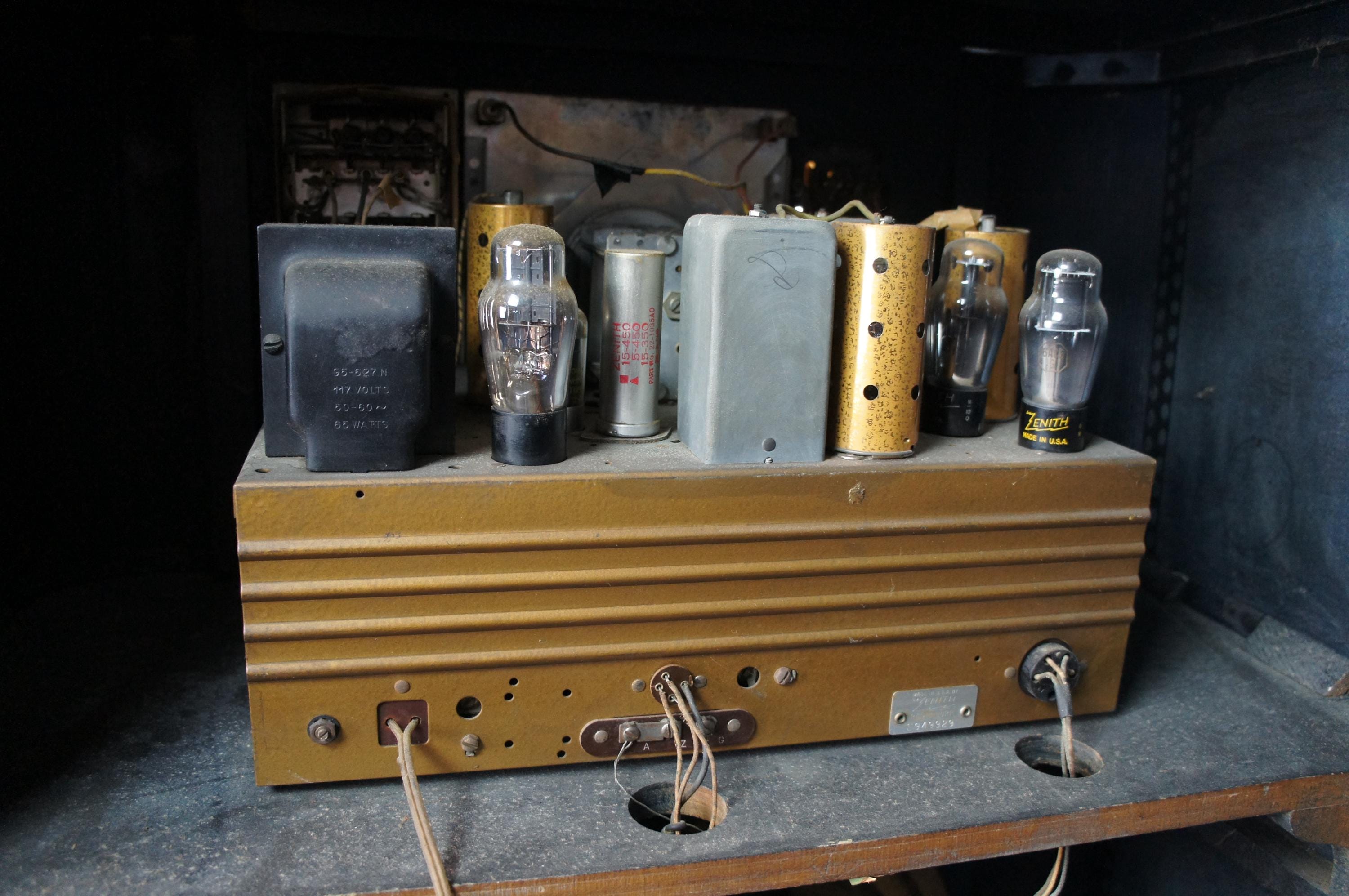 1941 Zenith Art Deco Walnut 8S563 Vacuum Tube Floor Radio Console