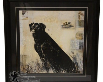 Litografía de naturaleza muerta con labrador retriever negro, patos de granja y campo