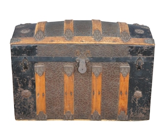 Baúl de vapor antiguo victoriano americano de roble con relieve floral y tapa abovedada de metal