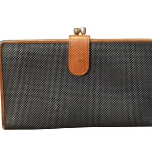 Cartera de mano con cierre de beso de piel italiana negra y marrón de Bottega Veneta de 7"