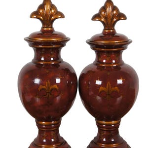 2 jarrones para repisa de chimenea de porcelana de color rojo sangre de buey y dorado con diseño de flor de lis, urnas trofeo de 18"