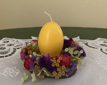 Décoration de table festive – petite couronne de fleurs séchées avec bougie