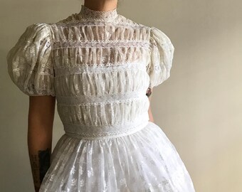 Robe de mariée vintage en dentelle à manches bouffantes