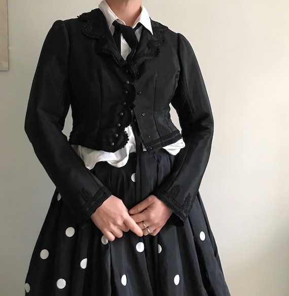 Veste antique de l'époque victorienne en laine noire et soie de