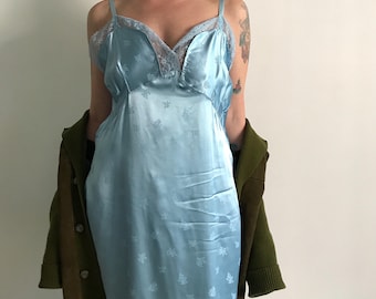 Vintage-Unterkleid aus hellblauem Jacquard-Satin mit Spitze aus den 40er Jahren / antikes Unterkleid aus Viskose-Seide mit Spitze aus den 1940er Jahren in Babyblau