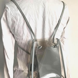 Mochila Furla vintage de los años 2000, color verde salvia transparente | Mochila Furla transparente estilo Y2K de los años 2000, color verde salvia, PVC transparente, minimalista, ideal para festivales.