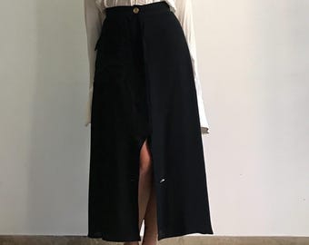 Vintage Moschino zwarte rok met gouden knopen, goedkoop en chic | Vintage Moschino midi-rok uit de jaren 90 met gouden logo en knopen | Archief Franco Moschino