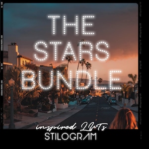 Peut inclure: Un design graphique avec le texte "THE STARS BUNDLE" en lettres blanches soulignées sur un fond de coucher de soleil avec des palmiers et une route. Le texte "inspired Lights" et "STILOGRAM" se trouve sous le texte principal.