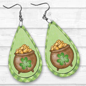 Può includere: Orecchini a goccia a tema San Patrizio. Ogni orecchino presenta un vaso marrone pieno di monete d'oro e un trifoglio verde su uno sfondo a quadri e pois verdi.