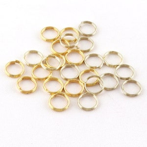 Op de afbeelding: Een verzameling gouden en zilveren springringen. De springringen zijn klein en rond en perfect voor het maken van sieraden.
