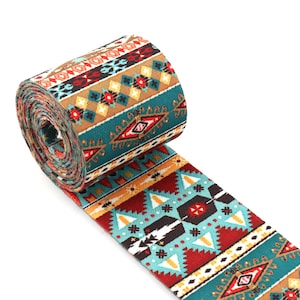 Op de afbeelding: Een rol elastische trim in teal, rood, bruin en wit met een geometrisch patroon met herhalende patronen.