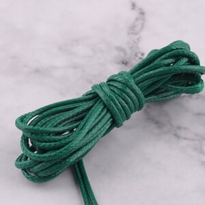 Peut inclure: Un cordon tressé vert, parfait pour la fabrication de bijoux ou les projets d'artisanat.