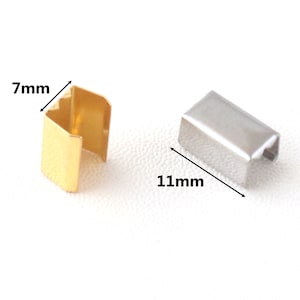 Puede incluir: Dos tapones met&aacute;licos para una correa o cord&oacute;n. El tap&oacute;n de la izquierda es dorado y mide 7 mm de ancho. El tap&oacute;n de la derecha es plateado y mide 11 mm de ancho.