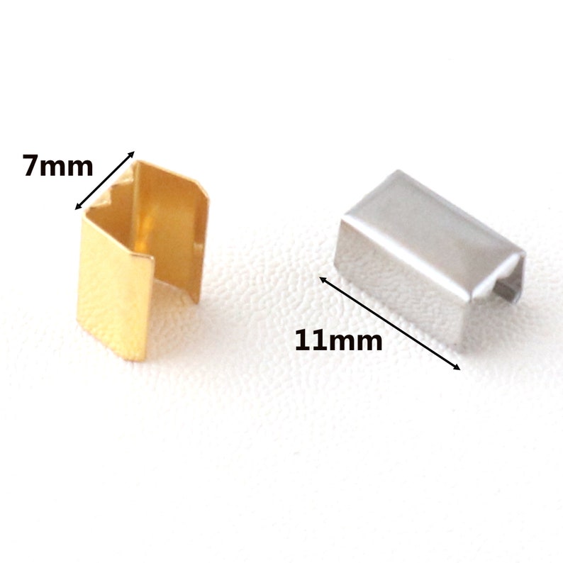 Puede incluir: Dos tapones met&aacute;licos para una correa o cord&oacute;n. El tap&oacute;n de la izquierda es dorado y mide 7 mm de ancho. El tap&oacute;n de la derecha es plateado y mide 11 mm de ancho.