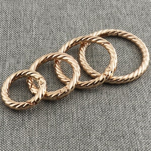 Zapięcie do sprężyny Twist Rope Wianek Pierścień do bramy sprężynowej Błyszczący złoty okrągły karabińczyk Zatrzask Sprężynowy Brelok do kluczy Klamra-20/25/32/38 mm