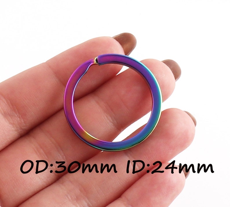 May include: A rainbow-colored metal key ring with an outer diameter of 30mm and an inner diameter of 24mm.  OD:30mm ID:24mm