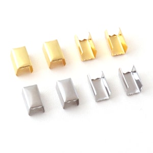 Puede incluir: Un juego de diez terminales de cord&oacute;n de metal en dos acabados: dorado y plateado. Los terminales de cord&oacute;n son rectangulares con una peque&ntilde;a abertura en un lado.