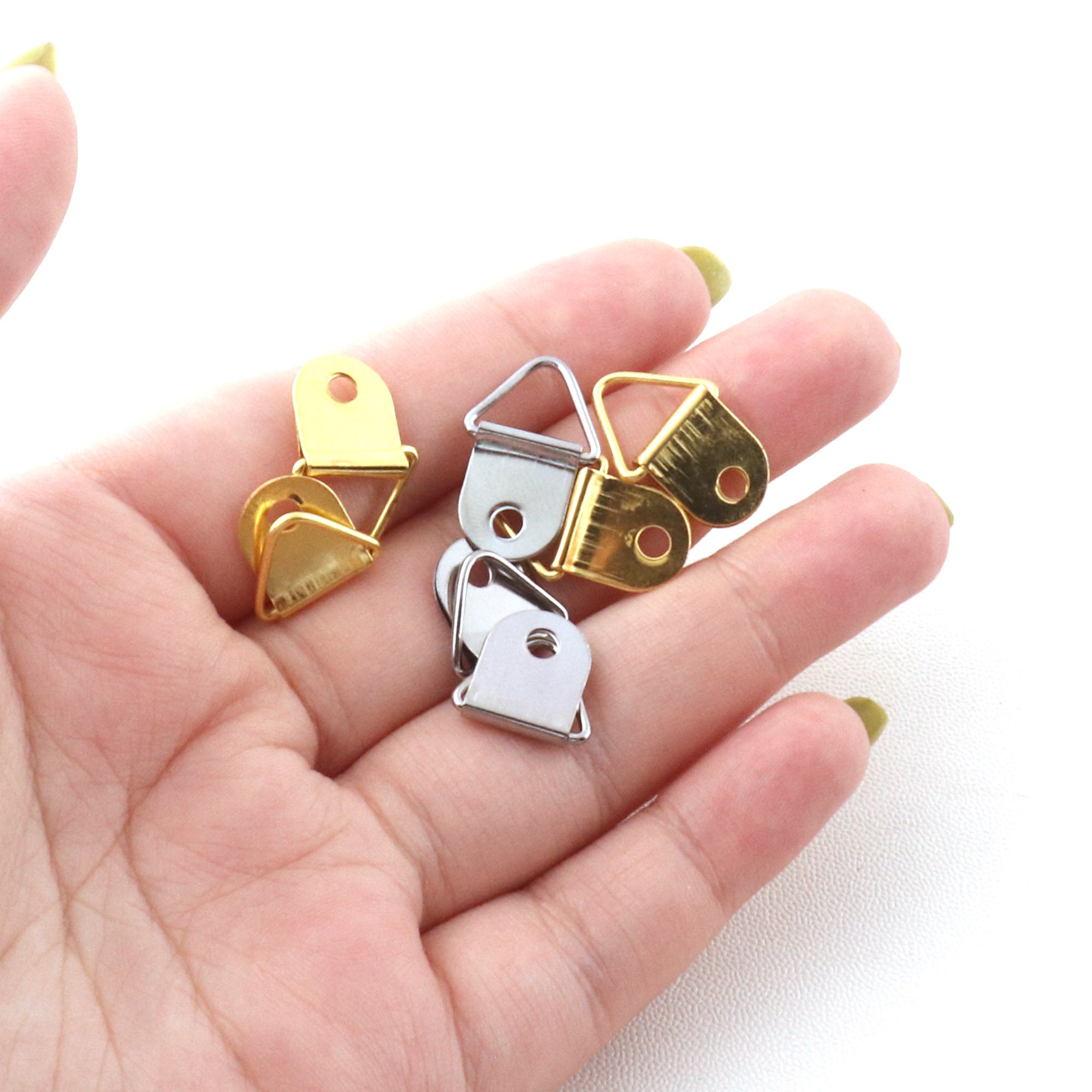 CHATROOM 50 Pezzi Triangolo D'oro Anello A D Cornice For Foto Appendiabiti For Appendere Dipinti A Olio Specchio For Opere D'Arte Ganci Doppi 2 Fori