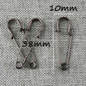 Op de afbeelding: Twee antieke zilveren veiligheidsspelden, een is 38 mm lang en de andere 10 mm lang.