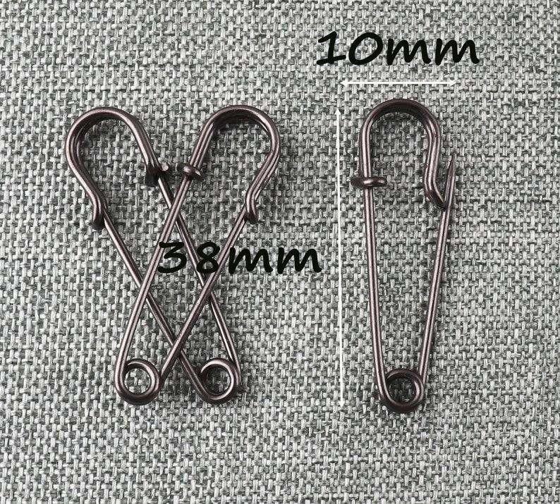 Op de afbeelding: Twee antieke zilveren veiligheidsspelden, een is 38 mm lang en de andere 10 mm lang.