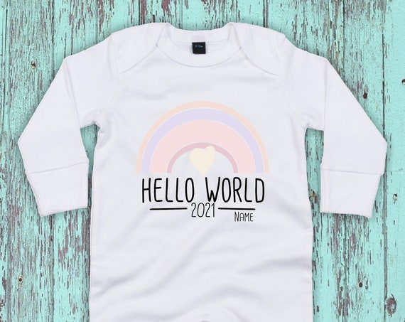 Baby Schlafanzug mit Wunschtext "Hello World 2021 Regenbogen Wunschname" Sleepsuit Langarm Jungen Mädchen Einteiler Strampler
