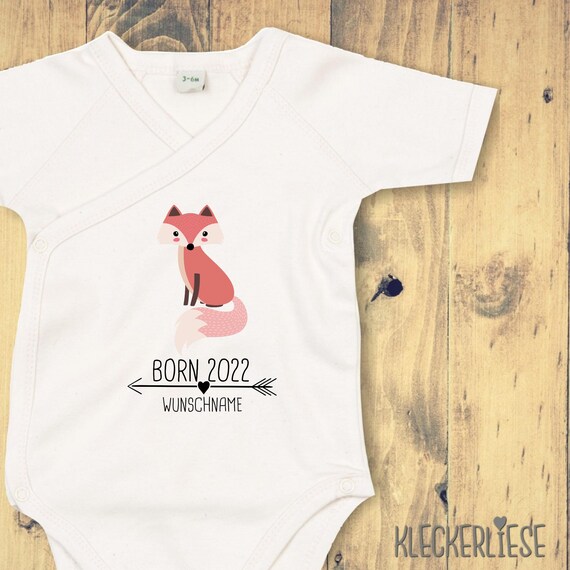 Wickelbody mit Wunschtext "Born 2022 Tiermotiv Pfeil Wunschname Name Text Fuchs" Babybody Strampler Wickelbody Organic Kimono Kurzarm Baby