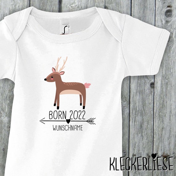 Baby Body mit Wunschname "Born 2022 Tiermotiv Pfeil Wunschname Name Text Reh" Babybody Strampler Jungen Mädchen