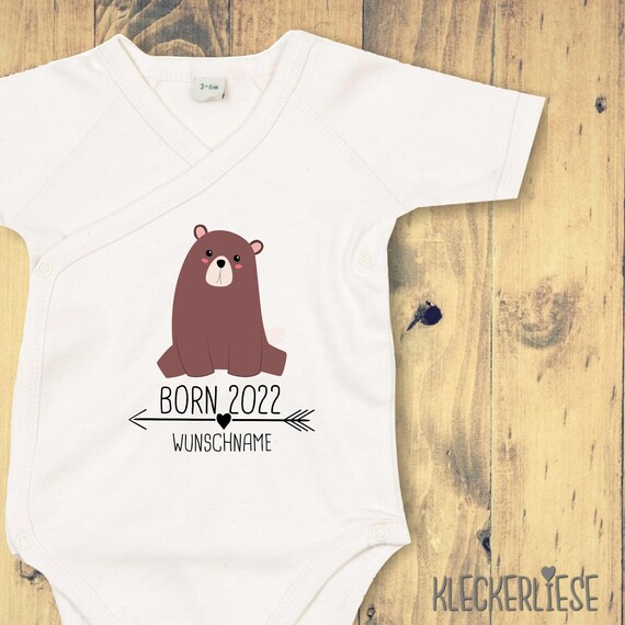 Wickelbody mit Wunschtext "Born 2022 Tiermotiv Pfeil Wunschname Name Text Bär" Babybody Strampler Wickelbody Organic Kimono Kurzarm Body