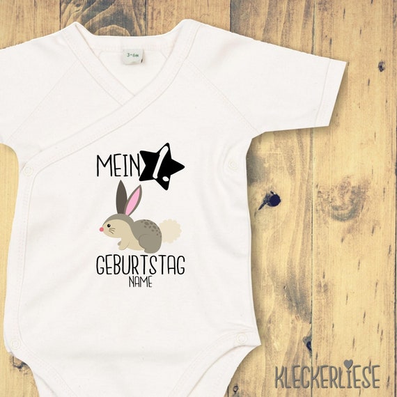 Wickelbody mit Wunschtext "Mein 1. Geburtstag Hase mit Wunschname" Babybody Strampler Wickelbody Organic Kimono Kurzarm Baby Body