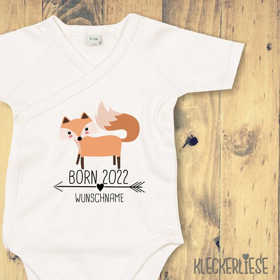 Wickelbody mit Wunschtext "Born 2022 Tiermotiv Pfeil Wunschname Name Text Fuchs" Babybody Strampler Wickelbody Organic Kimono Kurzarm Body