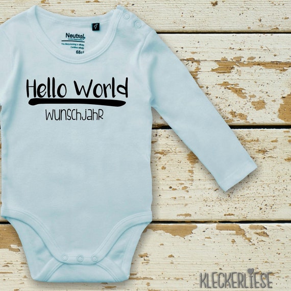 Langarm Body mit Wunschname Babybody "Hello World Wunschjahr" Fair Wear Bio Organic