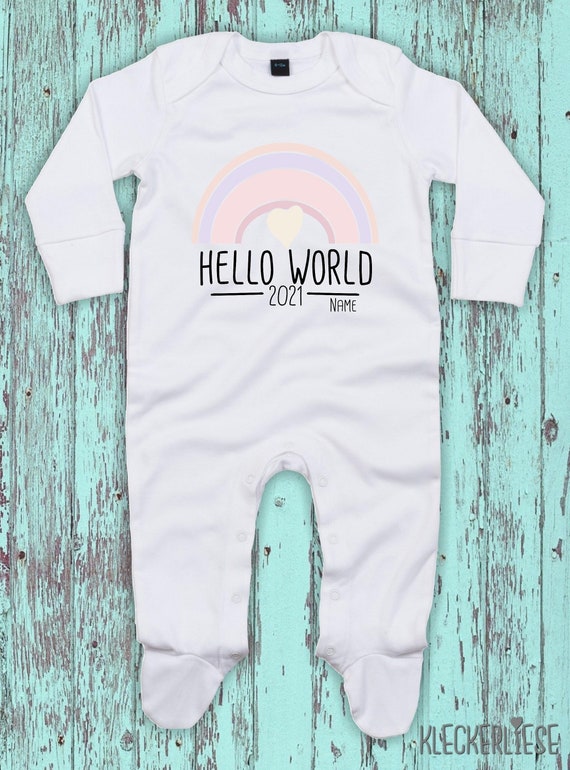 Baby Schlafanzug mit Wunschtext "Hello World 2021 Regenbogen Wunschname" Sleepsuit Langarm Jungen Mädchen Einteiler Strampler