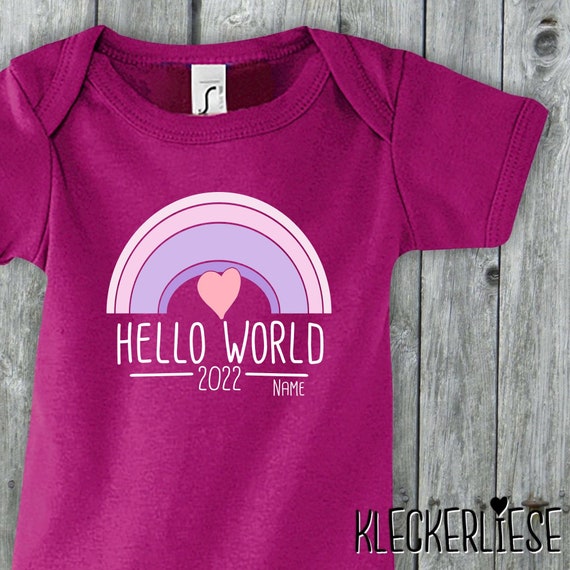 Baby Body mit Wunschname "Hello World 2022 Regenbogen Wunschname" Babybody Strampler Jungen Mädchen